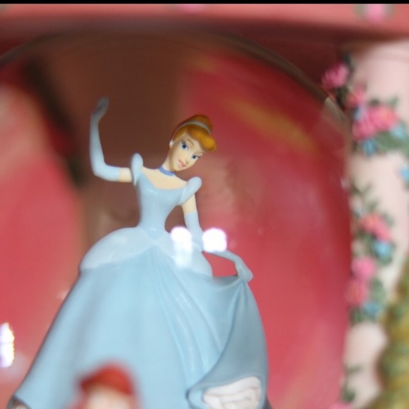 Disney Collector’s Princess Snow Globe Gazebo - Picture 5 of 7